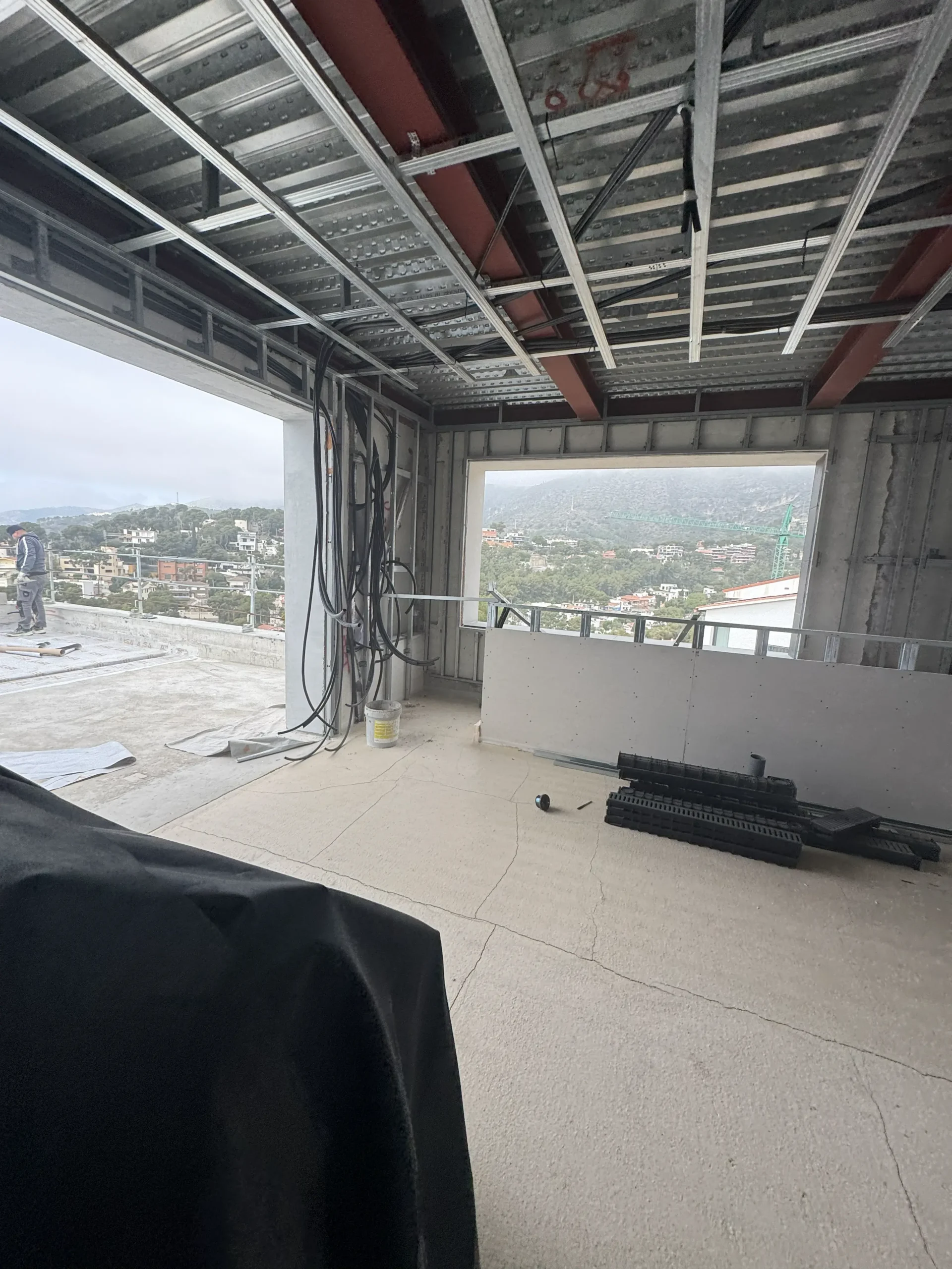 Instalaciones eléctricas, aislamiento del suelo y estructura metálica de techo