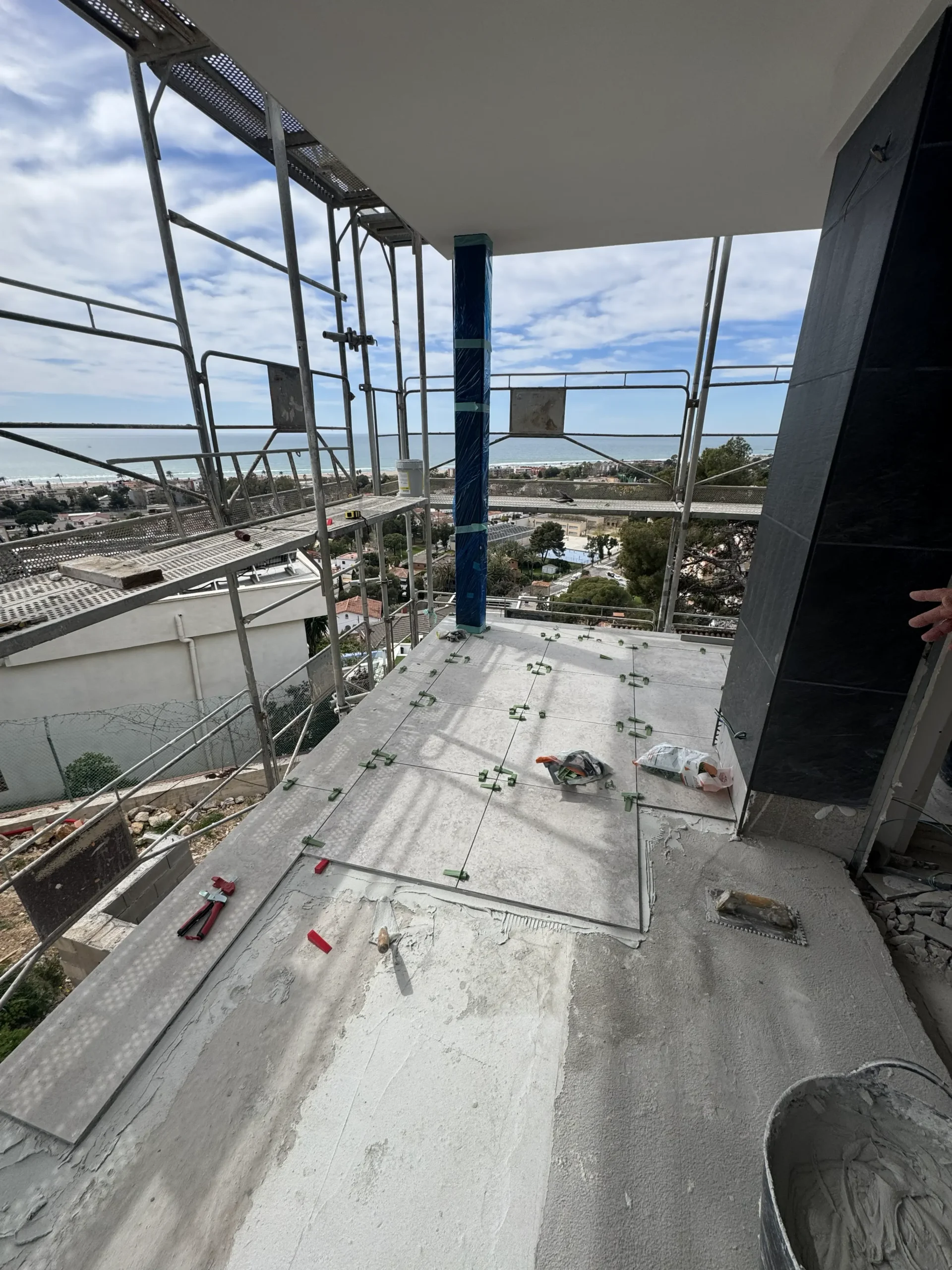 Porcelain tile installation during premium renovation works
