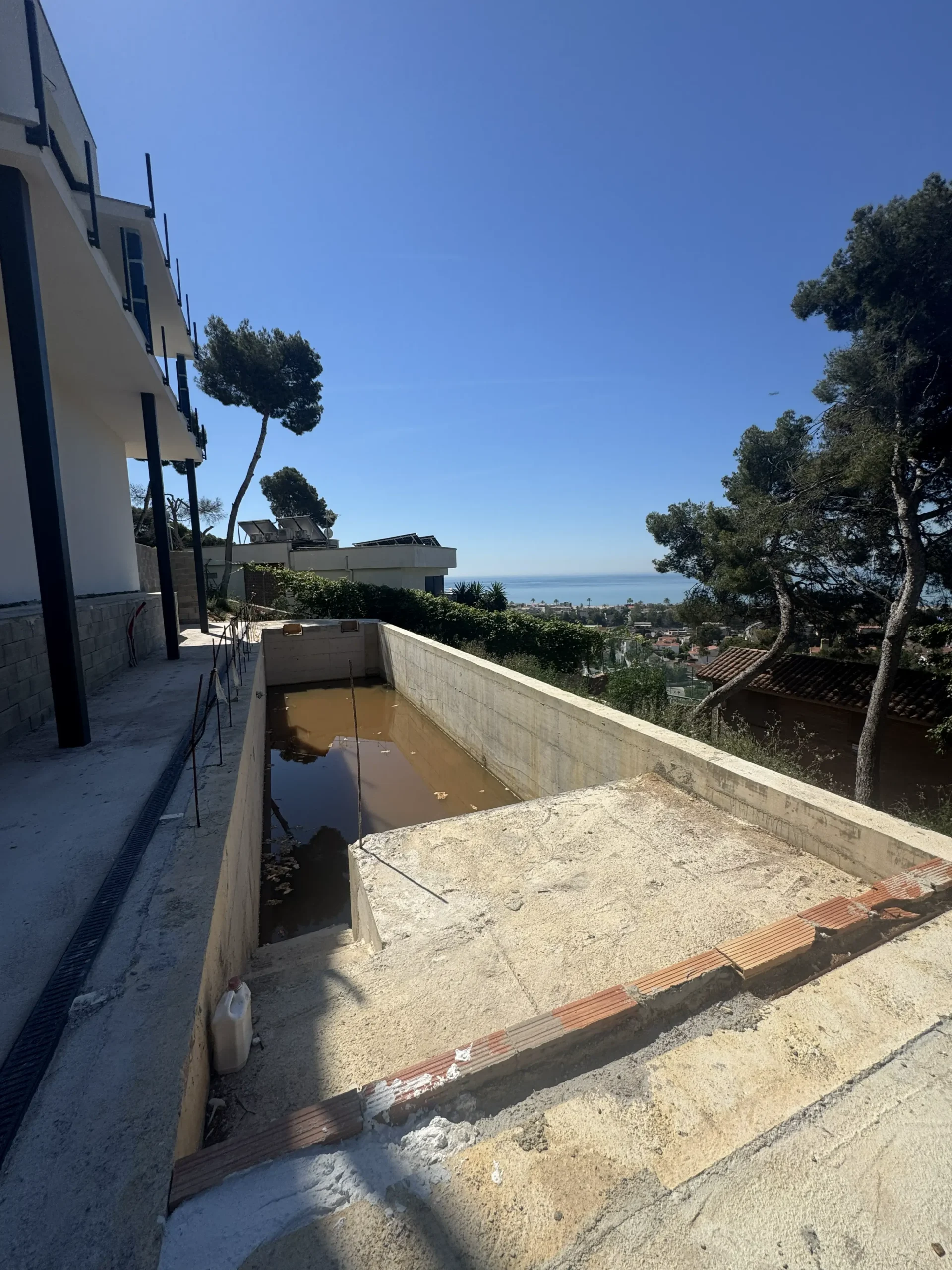 Villa de lujo reformada con piscina y vistas al Mediterráneo en Bellamar, Castelldefels