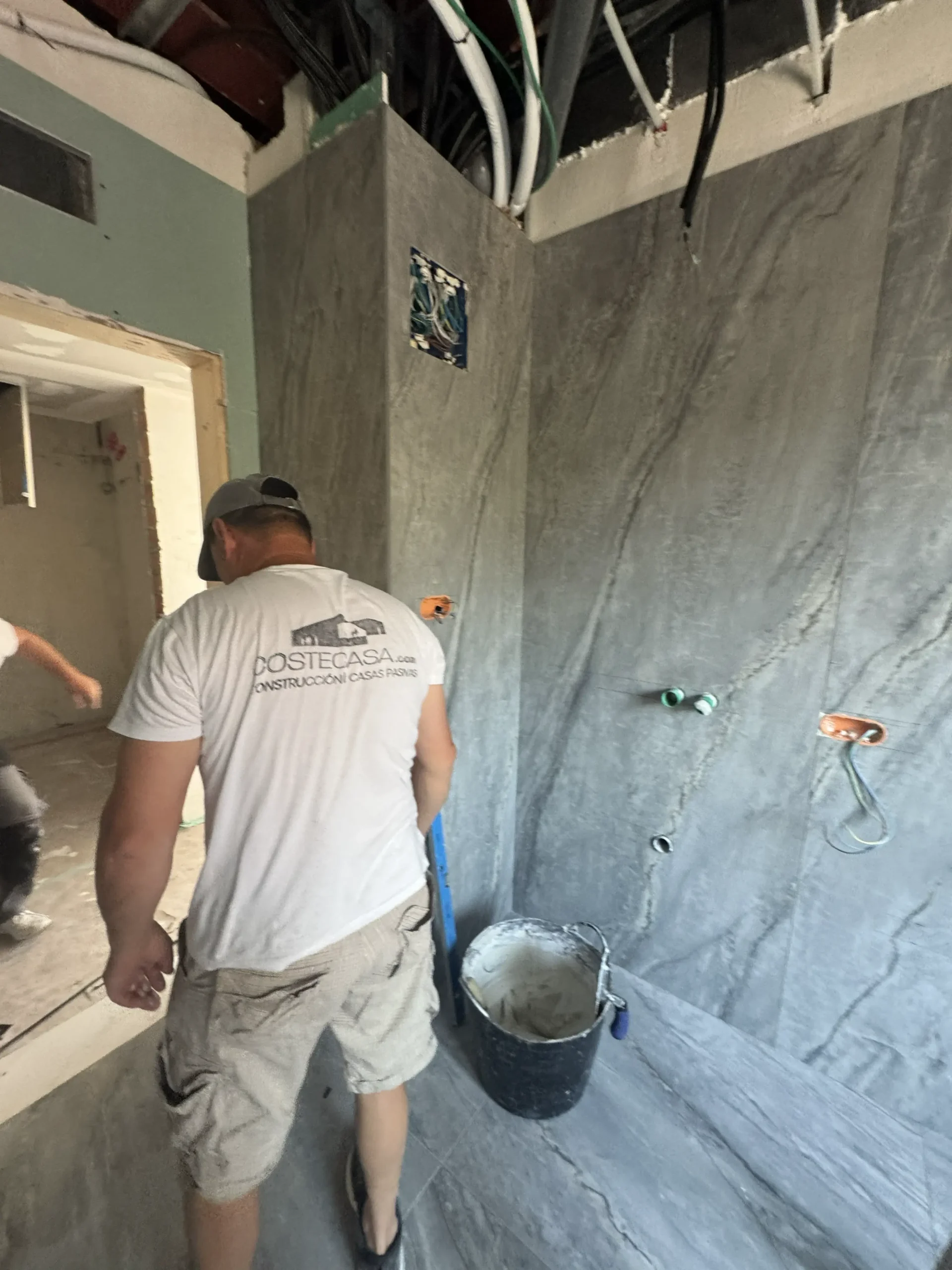 Baldosas porcelánicas de gran formato instaladas en el baño de la villa