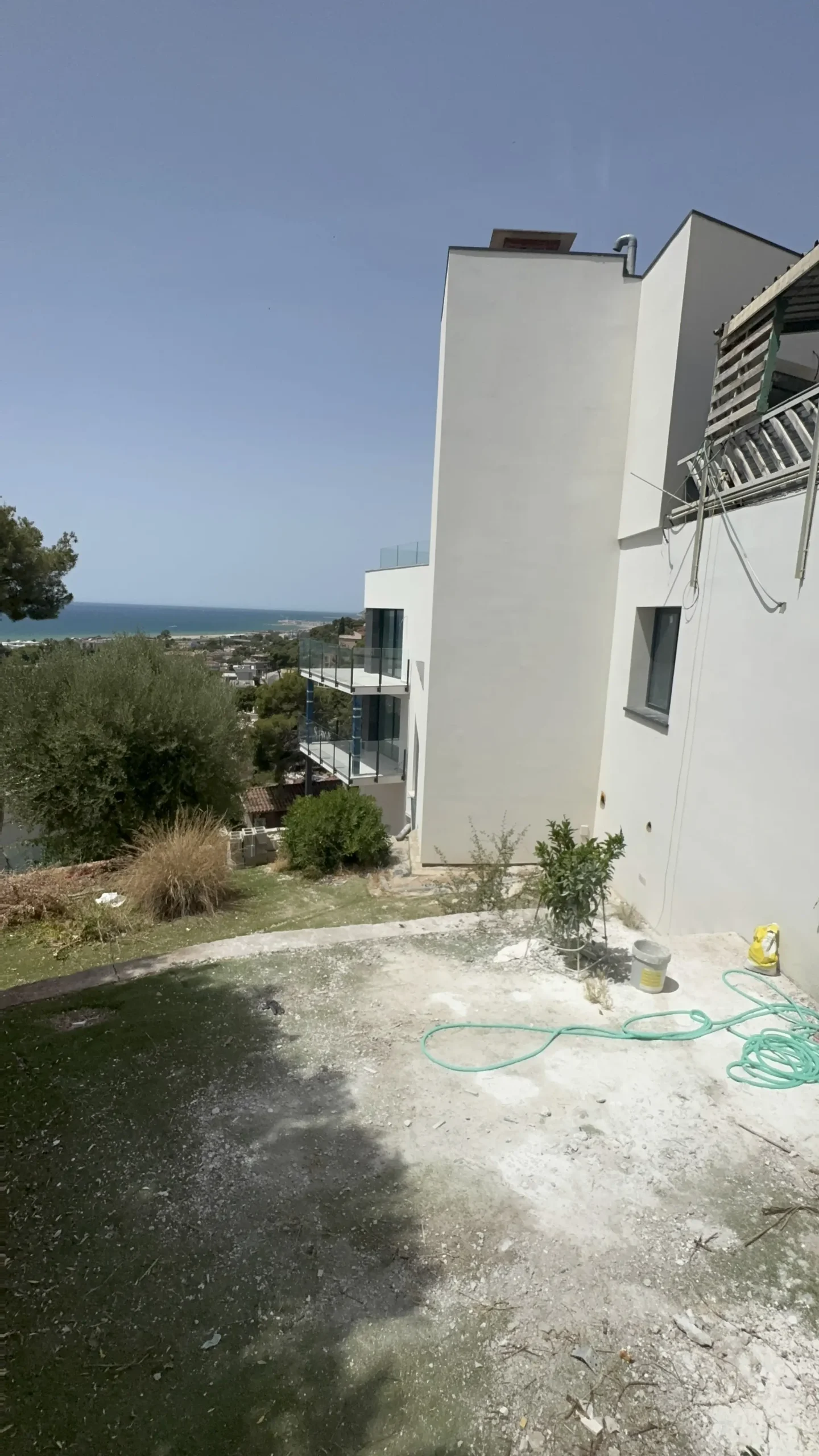 Fachada SATE terminada vista desde otro ángulo