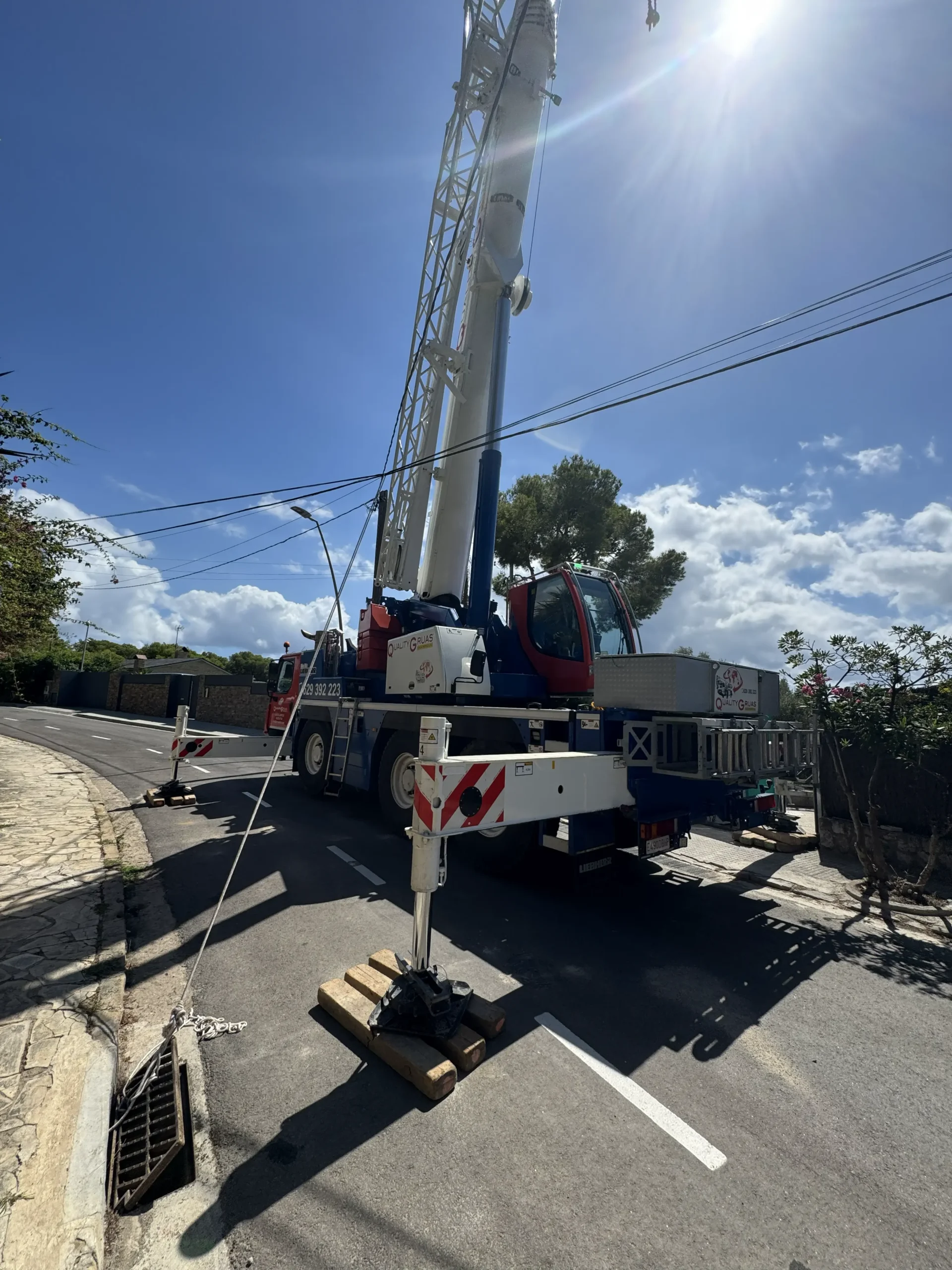 Long-reach heavy crane used for difficult-access residential construction