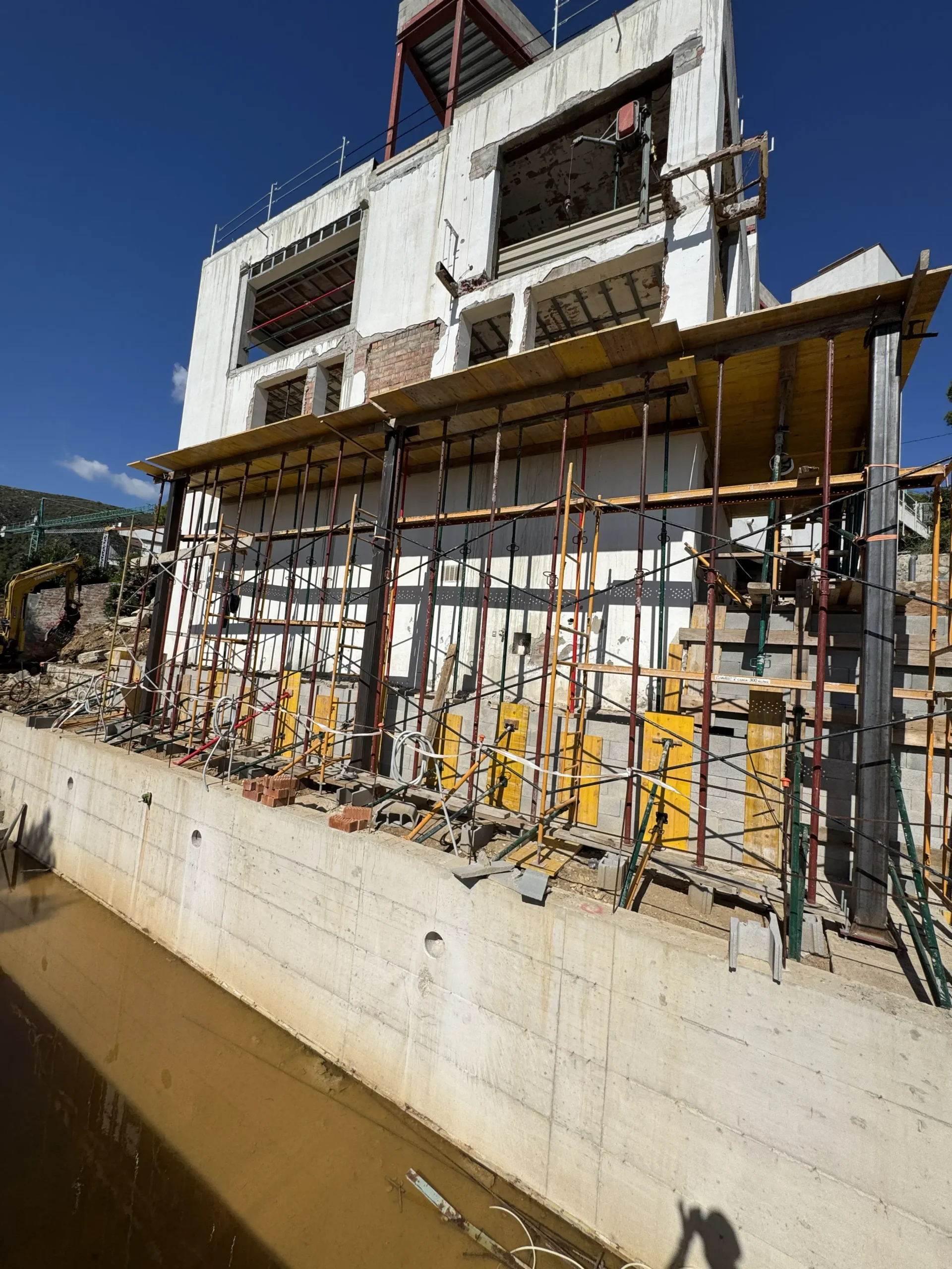 Encofrado y apeo para la ampliación de balcones en una villa de Castelldefels