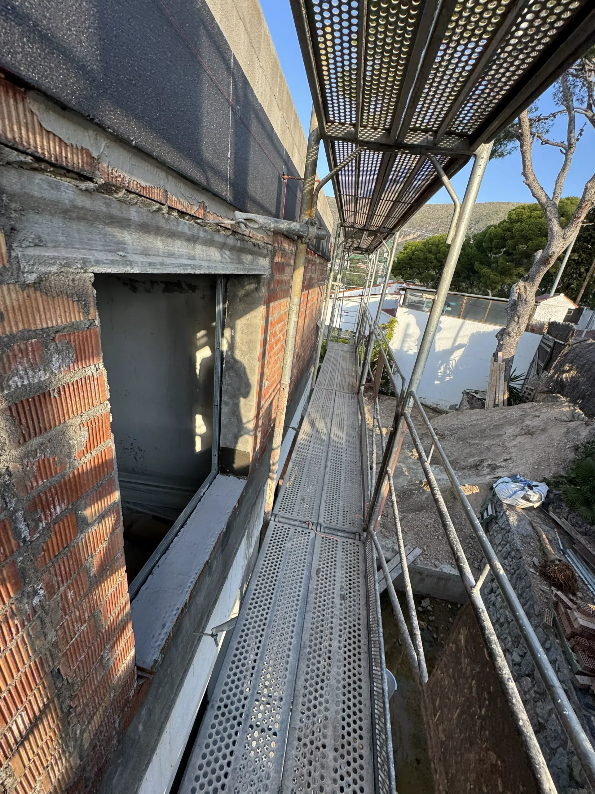 Instalación de aislamiento EPS grafitado de 8 cm en el sistema SATE de fachada