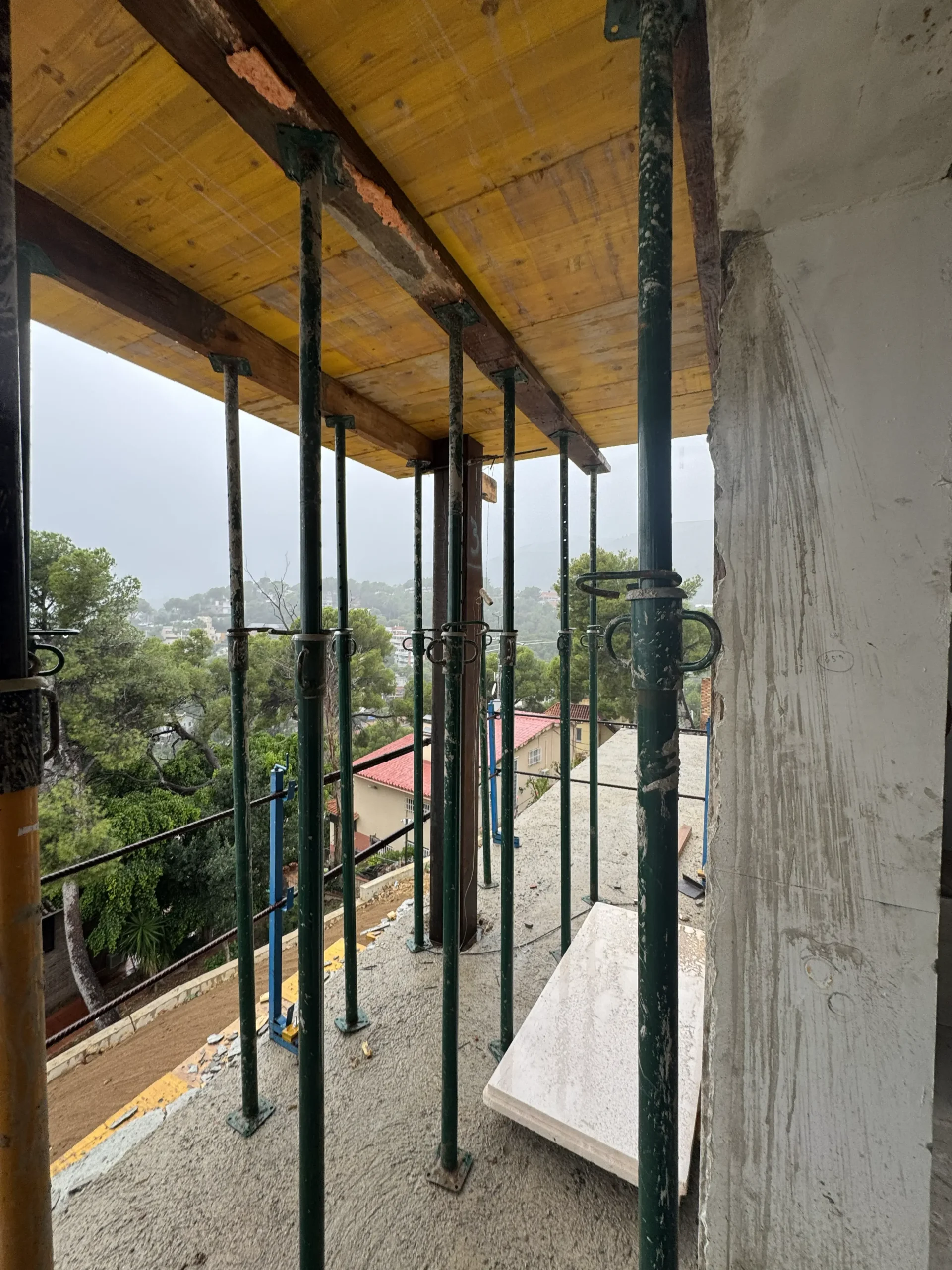 Forjado superior apeado y preparado para el hormigonado