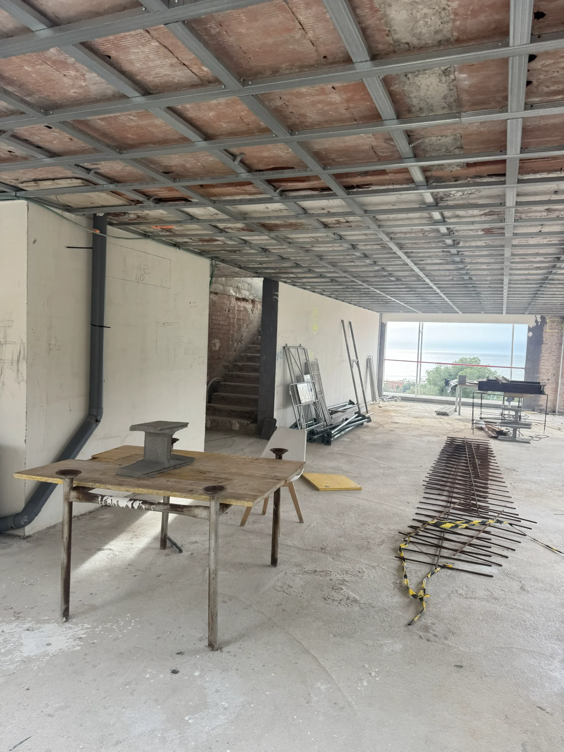 Tuberías de drenaje y estructura de pladur en el interior sin terminar de la villa