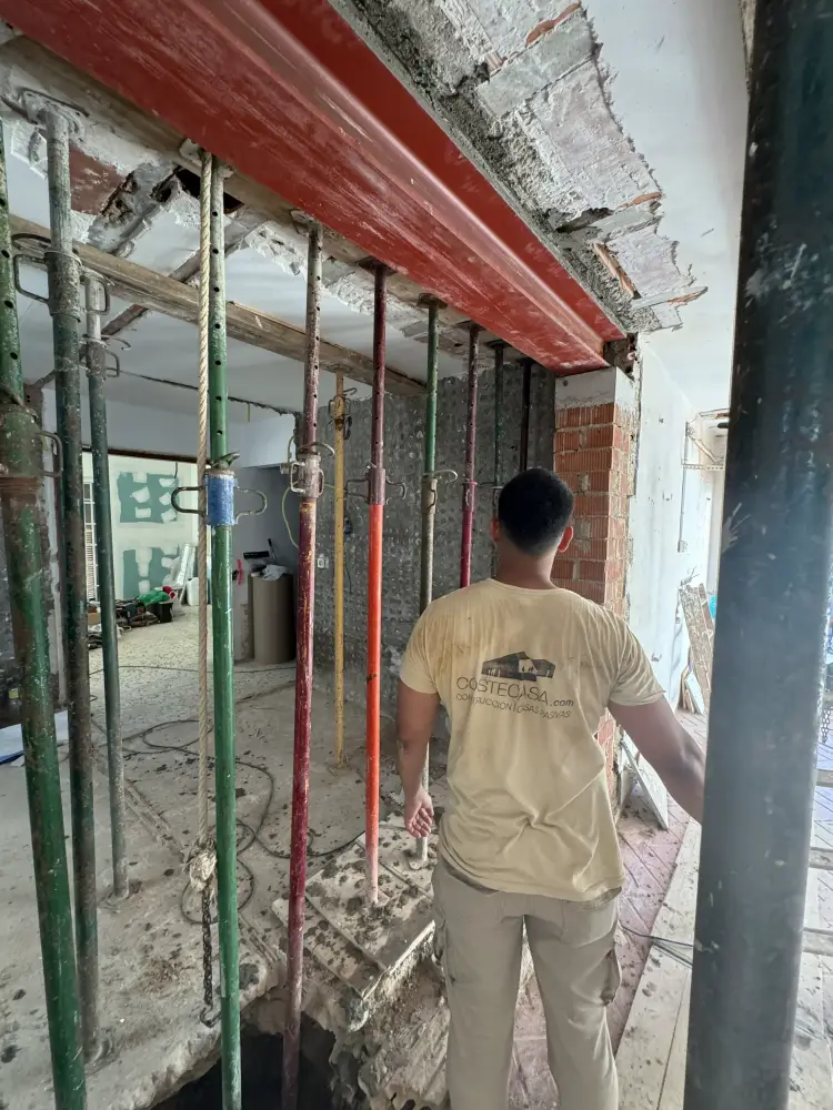 Instalación de viga de acero en Rocamar
