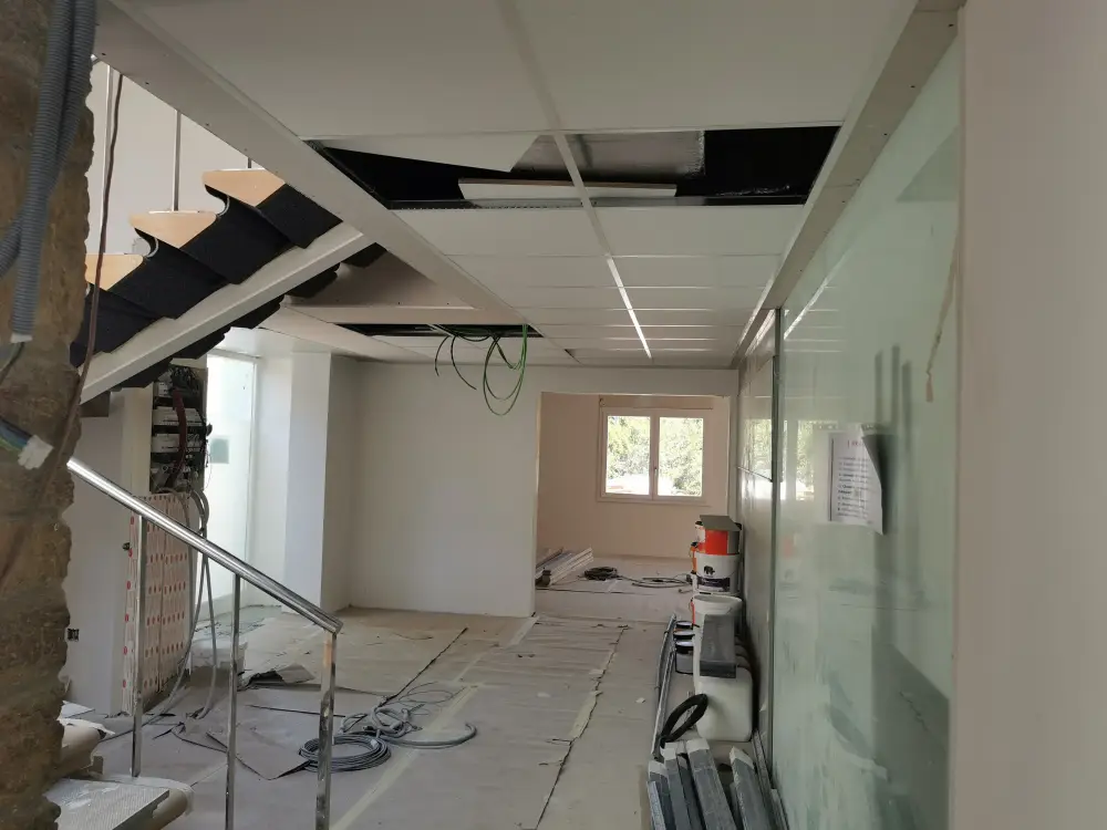 Pedralbes barcelona renovation – acabados interiores proceso suelos porcelanicos falso techo pladur 002