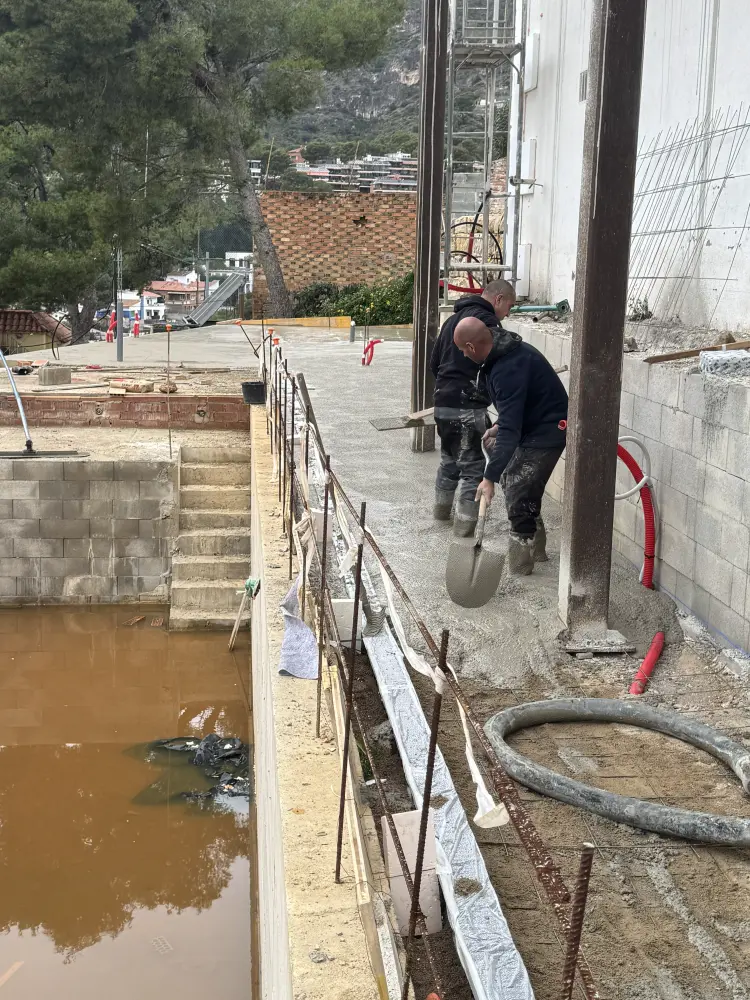 Concrete formwork and retaining wall construction phase