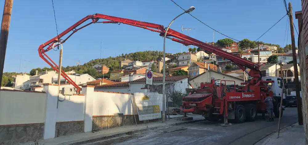 Long-reach crane operation coordinated by Coste Casa
